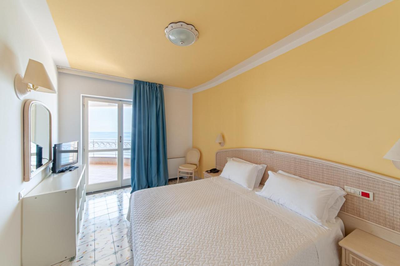 Hotel Club Due Torri Майори Экстерьер фото