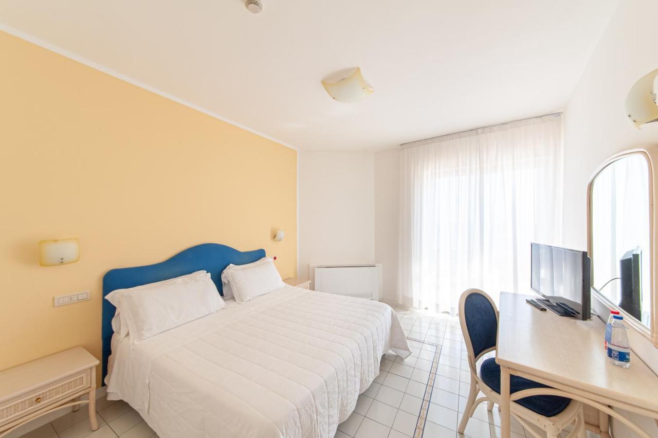 Hotel Club Due Torri Майори Экстерьер фото