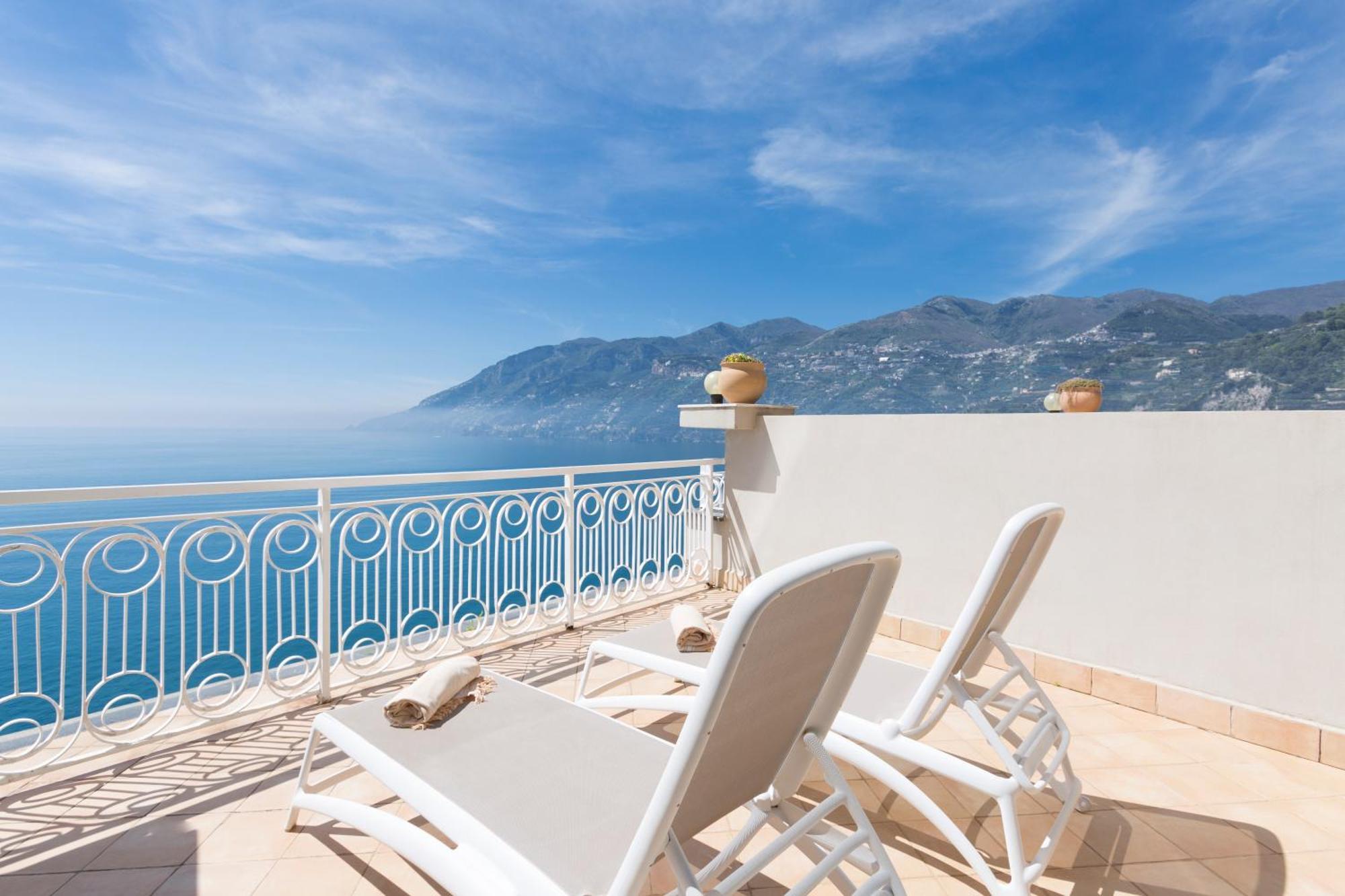 Hotel Club Due Torri Майори Экстерьер фото